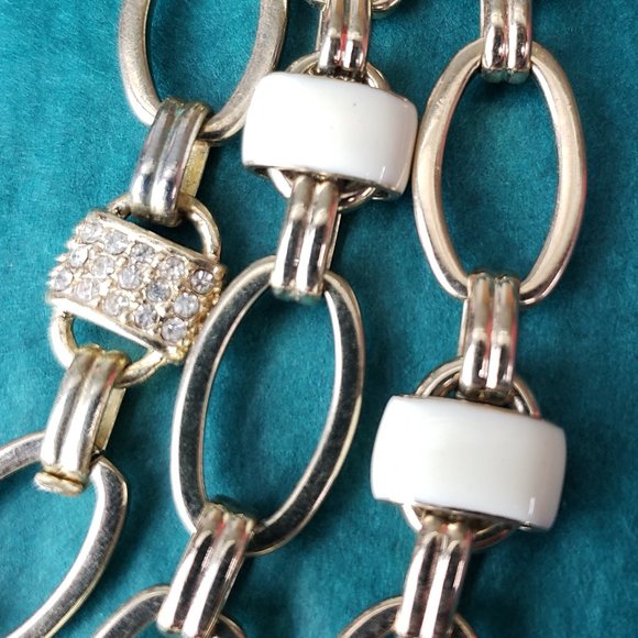 2/20$ Coldwater creek gold tone rhinestones and white 3 strands - Picture 6 of 7